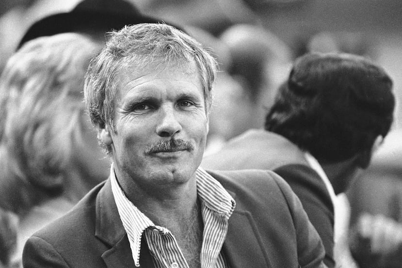 ARCHIVO - Ted Turner, propietario de los Atlanta Braves, observa a su equipo en acción contra los St. Louis Cardinals durante el primer partido del Campeonato de la Liga Nacional, el 6 de octubre de 1982, en St. Louis. (Foto AP/Rusty Kennedy, Archivo)