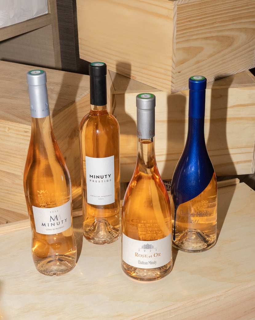 Etiquetas como M de Minuty, vibrante y afrutado, o Rose et Or, más estructurado y sofisticado, evocan el espíritu de la Costa Azul y se convierten en aliados ideales para la ocasión.