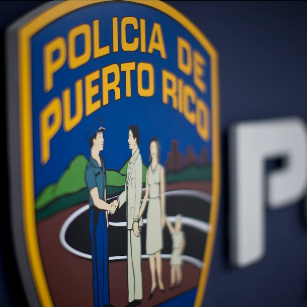 El auto se volcó y cayó por una pendiente de unos 40 a 60 pies de altura.