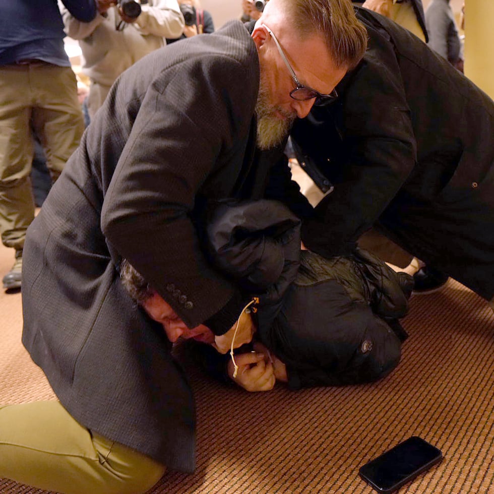 Un hombre es sometido tras rociar una sustancia desconocida sobre la representante federal por Minnesota Ilhan Omar durante un foro público celebrado el martes 27 de enero de 2026 en Minneapolis.