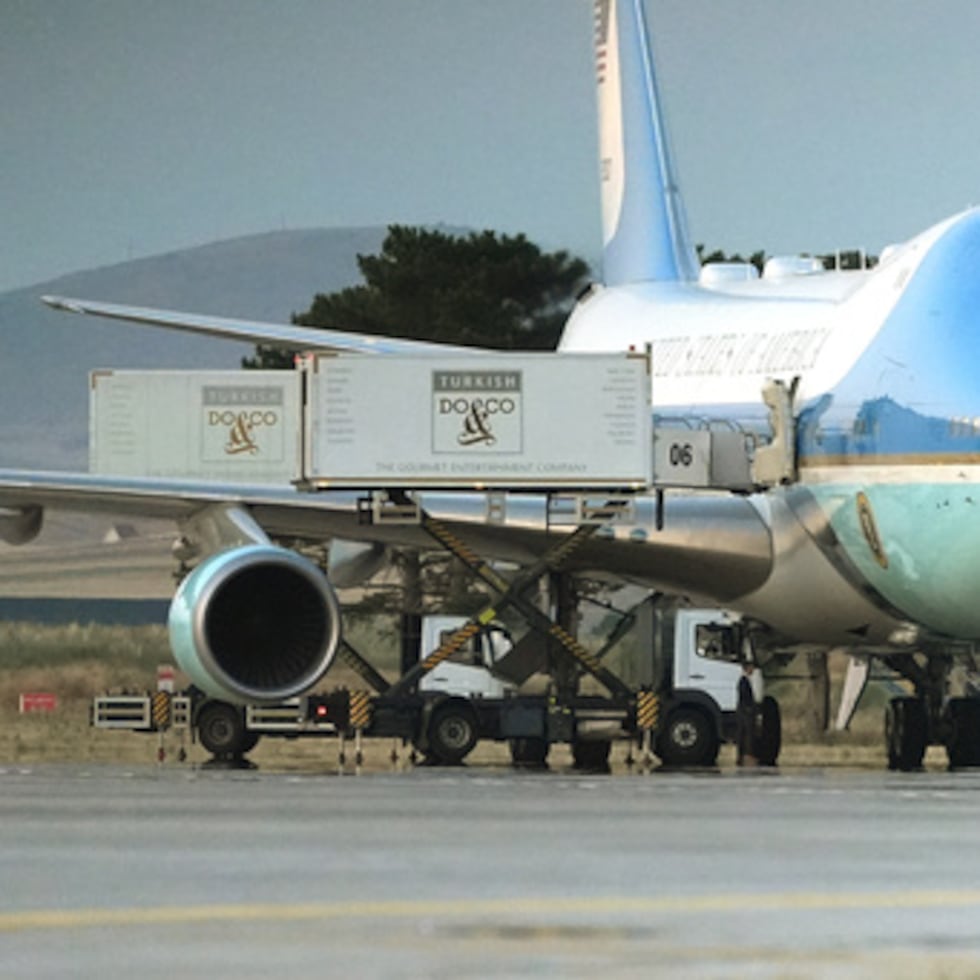 En Ankara, Trump subió al antiguo Air Force One ante las cámaras de televisión, antes de que el avión despegara con destino a la base de la Real Fuerza Aérea de Mildenhall, en el Reino Unido.