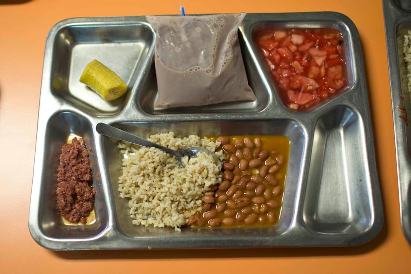 Almuerzo en la escuela elemental Luis Lloréns Torres. Arroz integral, habichuelas, corned beef, amarillo y sandía.