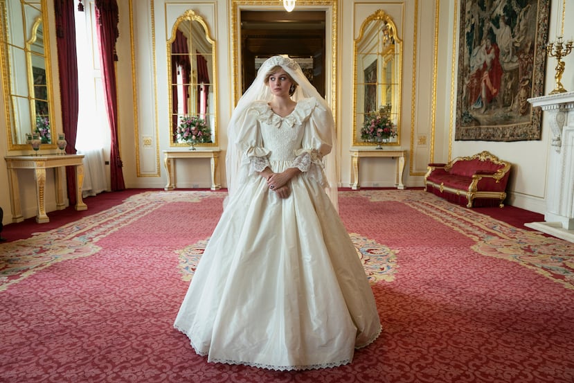 Emma Corrin personificando a Diana Spencer en The Crown.