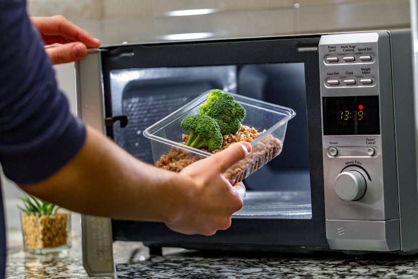 Introducir ciertos alimentos al microondas puede eliminar sus nutrientes. (Shuttersttock)