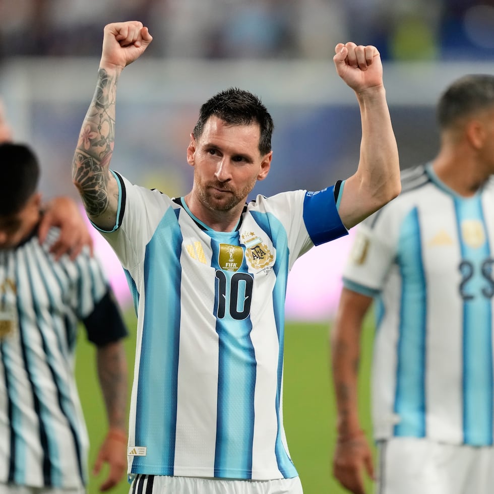 Lionel Messi celebra la victoria de Argentina contra Cabo Verde en el Mundial.