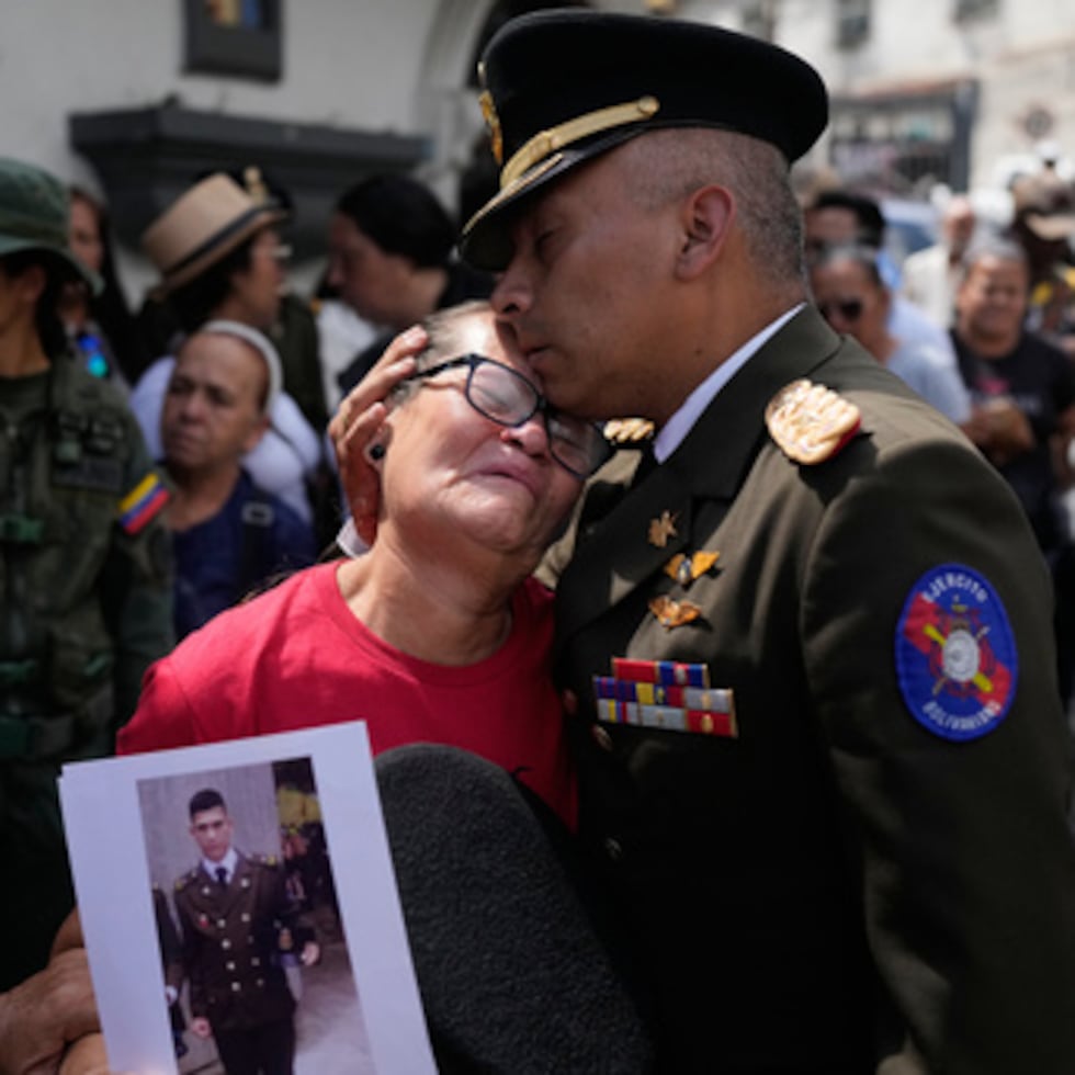 Al menos 24 agentes de seguridad venezolanos murieron en la operación militar estadounidense llevada a cabo el fin de semana para capturar a Maduro y llevarlo a Estados Unidos para que se enfrente a cargos de narcotráfico, según el ejército venezolano.