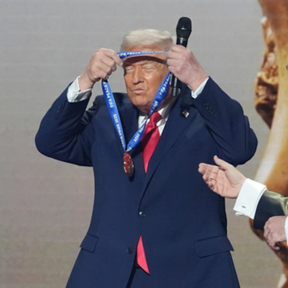 El presidente de la FIFA, Gianni Infantino, entrega al presidente Donald Trump el Premio de la Paz de la FIFA durante el sorteo de la Copa Mundial de la FIFA 2026 en el Kennedy Center, el 5 de diciembre de 2025, en Washington.