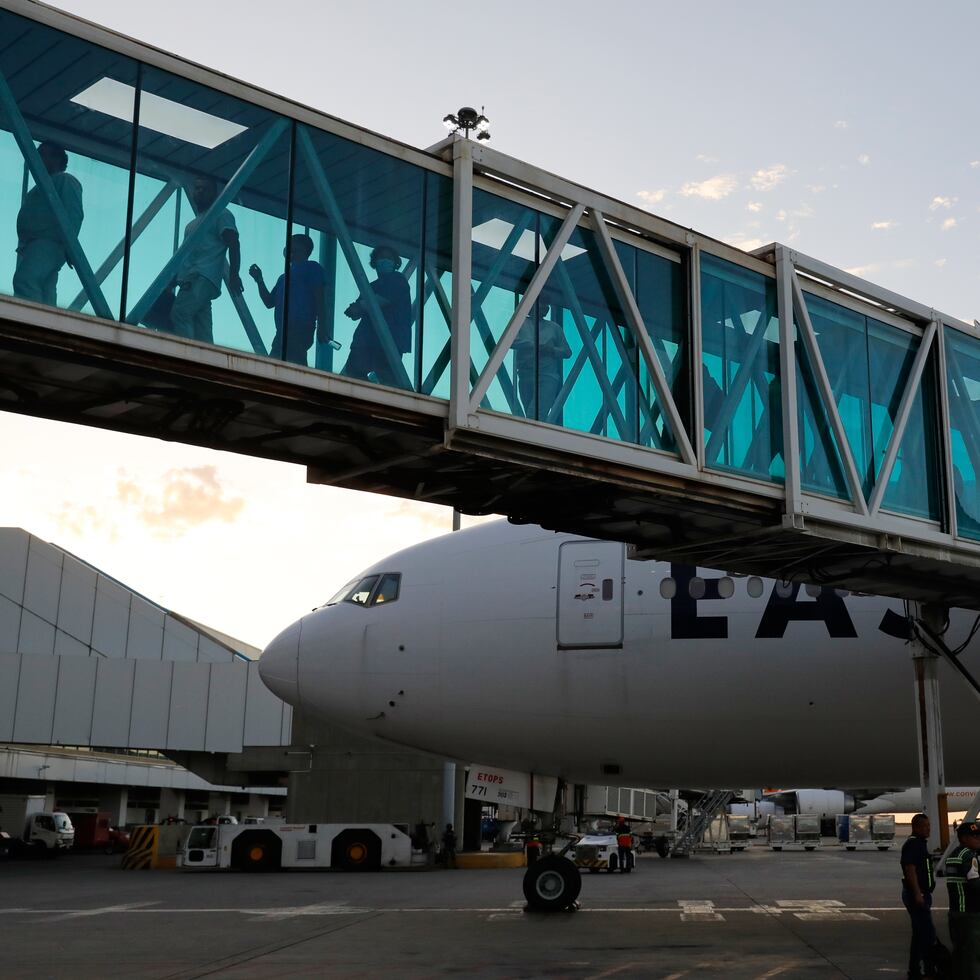 Migrantes venezolanos deportados desembarcan de un vuelo estadounidense en el Aeropuerto Internacional Simón Bolívar de Maiquetía, Venezuela.