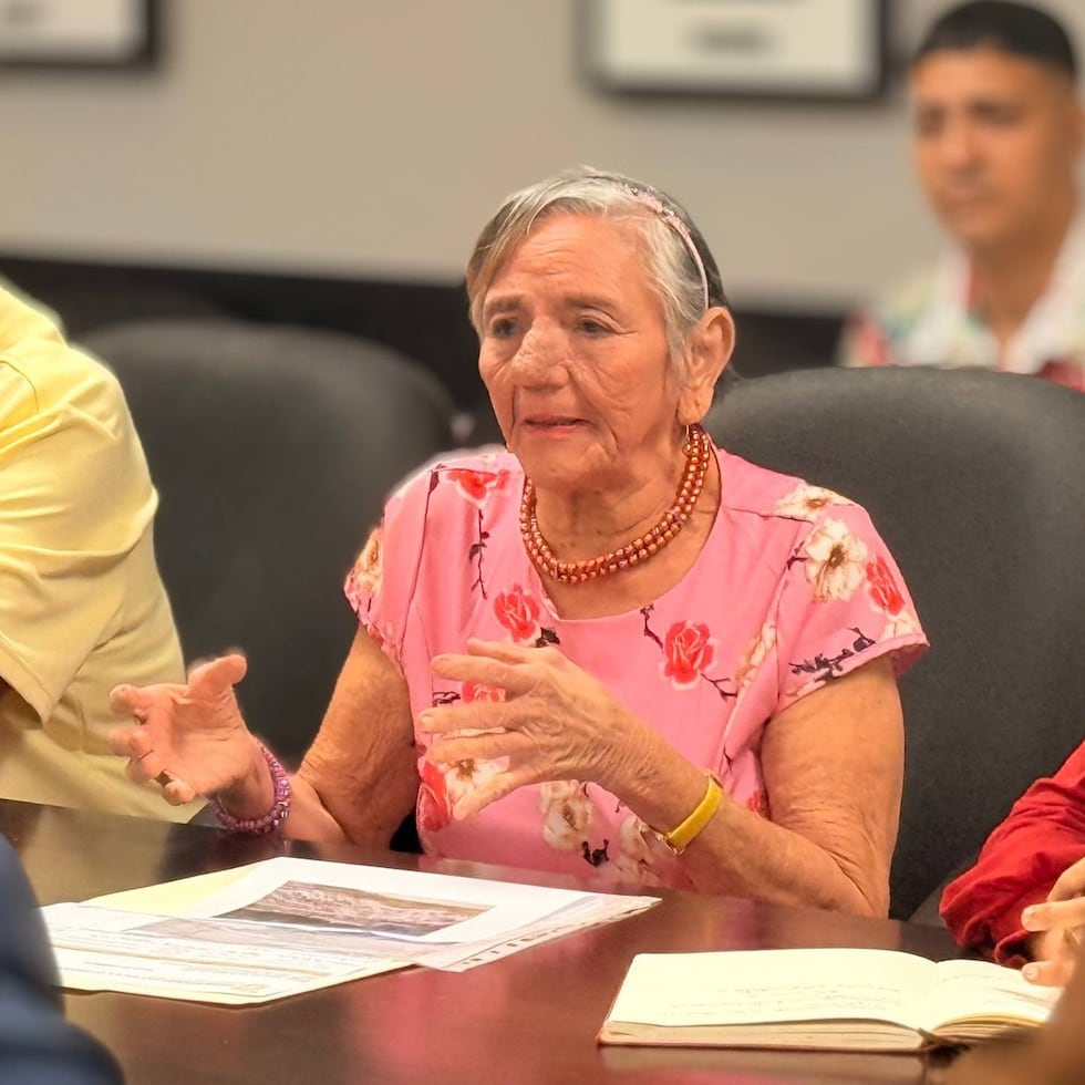 Al centro, Ramona Cruz Sanabria; le acompaña, a su izquierda, su abogada, Ariadna Godreau Aubert. Foto tomada de Facebook: Departamento de la Vivienda