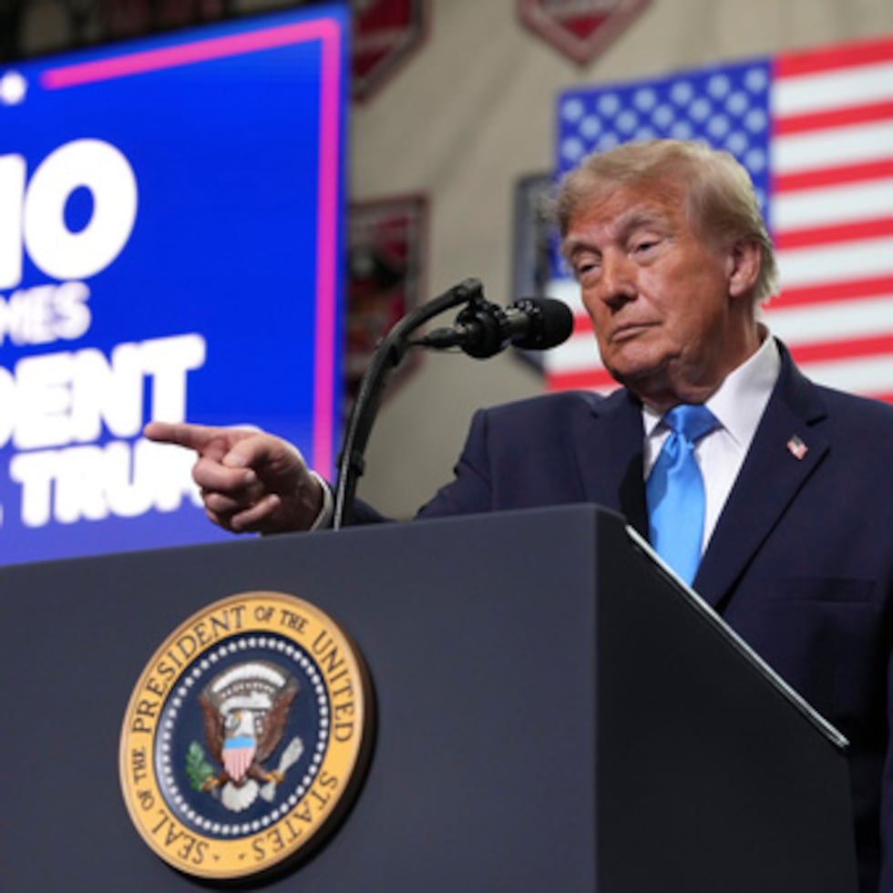 El presidente Donald Trump interviene durante un acto celebrado en el instituto Butler High School de Vandalia (Ohio), el sábado 3 de octubre de 2026. (Foto AP/Mark Schiefelbein)