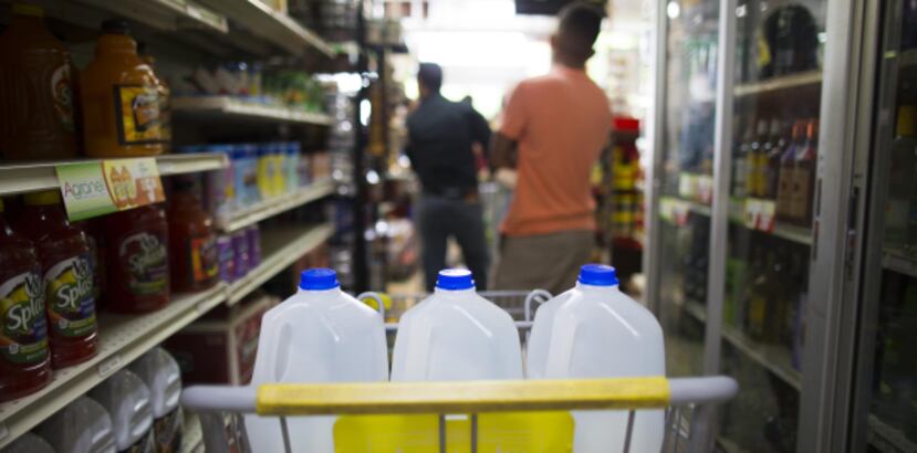 Varias personas ya se han quejado de que las estanterías de los comercios están vacías y no han encontrado todo lo que buscaban, particularmente agua embotellada y baterías tamaño D. (Archivo)