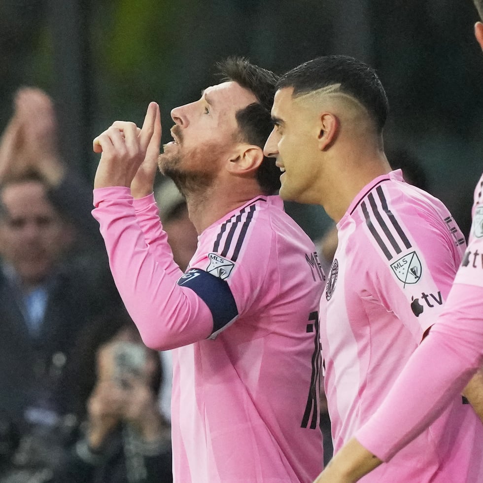 Lionel Messi reacciona al anotar su gol número 900 como profesional.