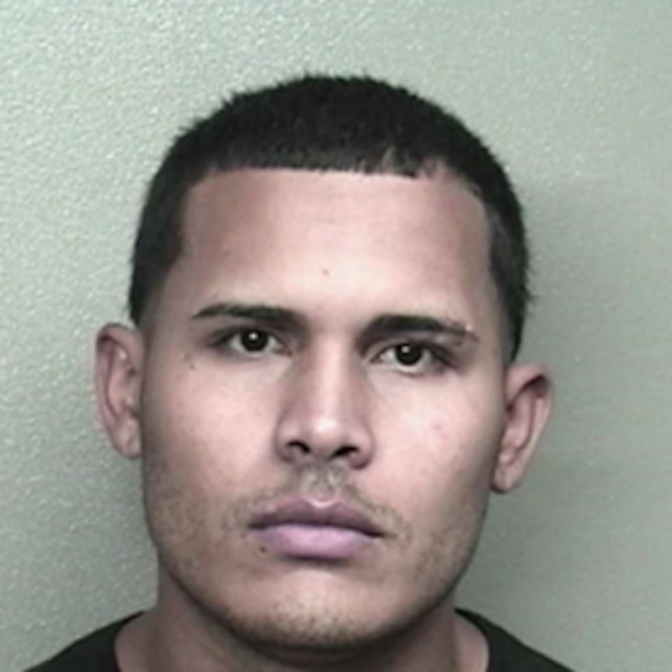 Josué J. Merced Rosado, de 32 años y residente en el municipio de Guaynabo, está imputado de apropiarse ilegalmente de dos baterías portátiles del lugar donde trabajaba.