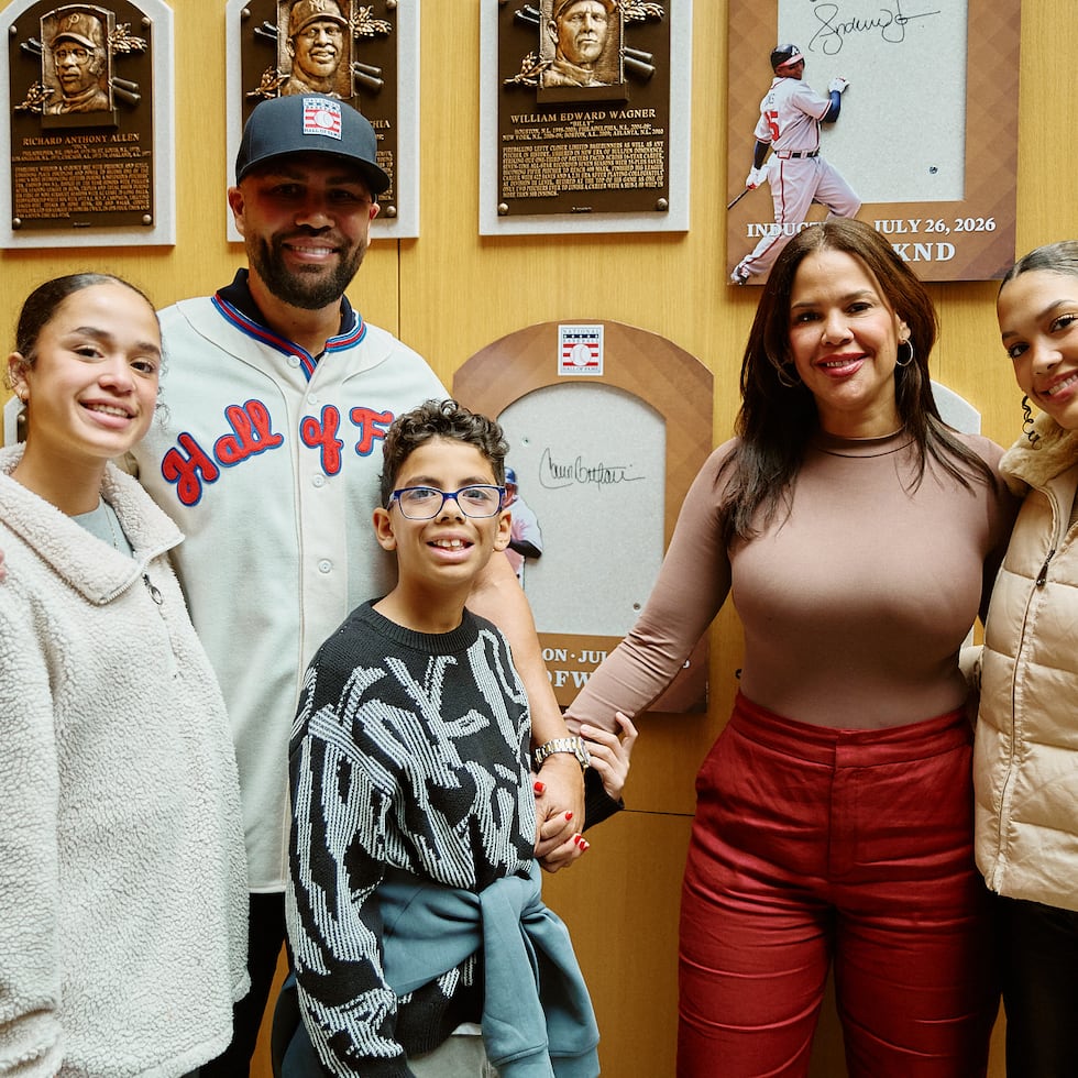 Carlos Beltrán y su familia posan frente al lugar donde se ubicará su placa en Cooperstown. (Carlos Pérez)
