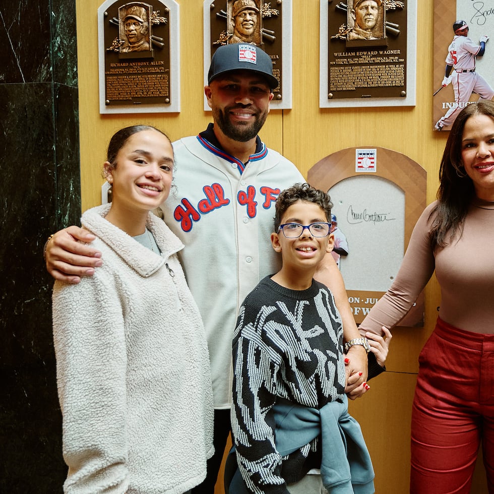 Carlos Beltrán y su familia posan frente al lugar donde se ubicará su placa en Cooperstown.