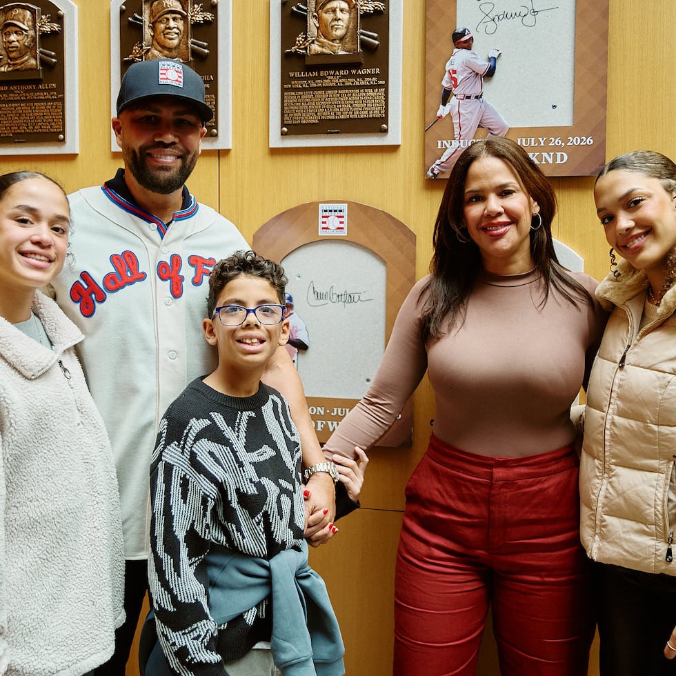 Carlos Beltrán y su familia posan frente al lugar donde se ubicará su placa en Cooperstown.