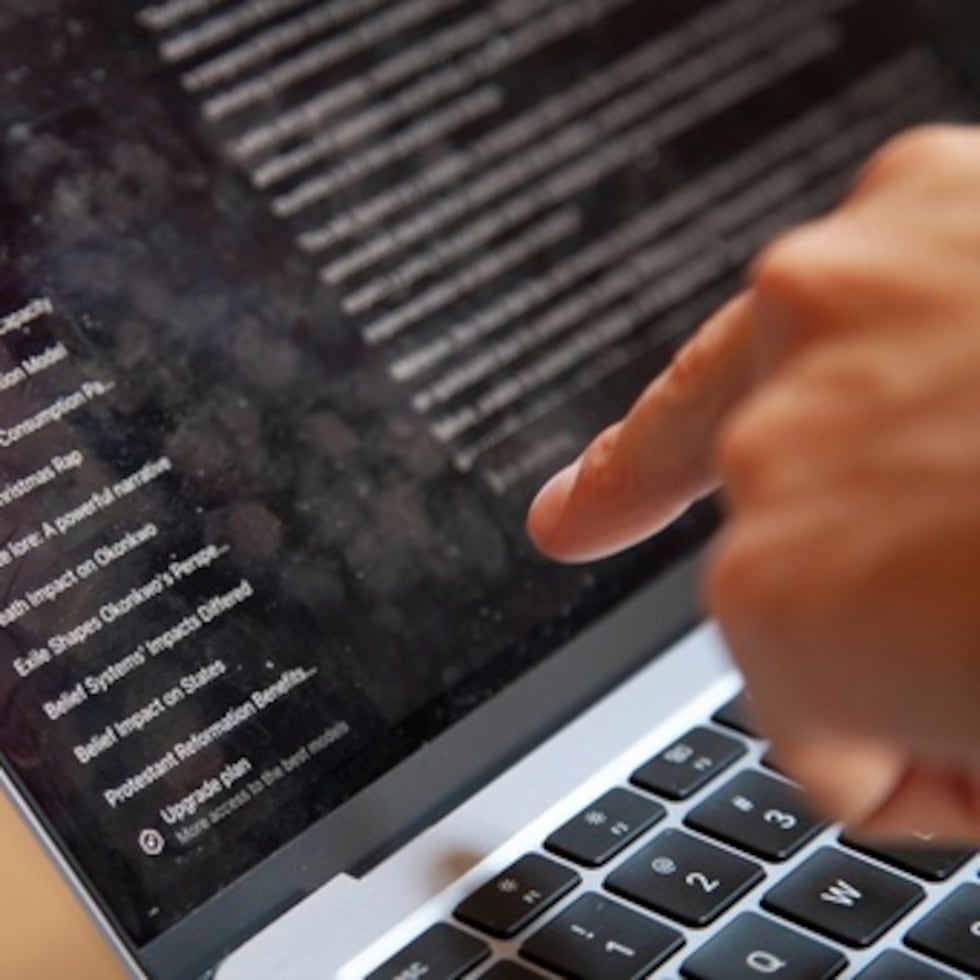 Joven usa ChatGPT para investigar diversos temas. #InteligenciaArtificial