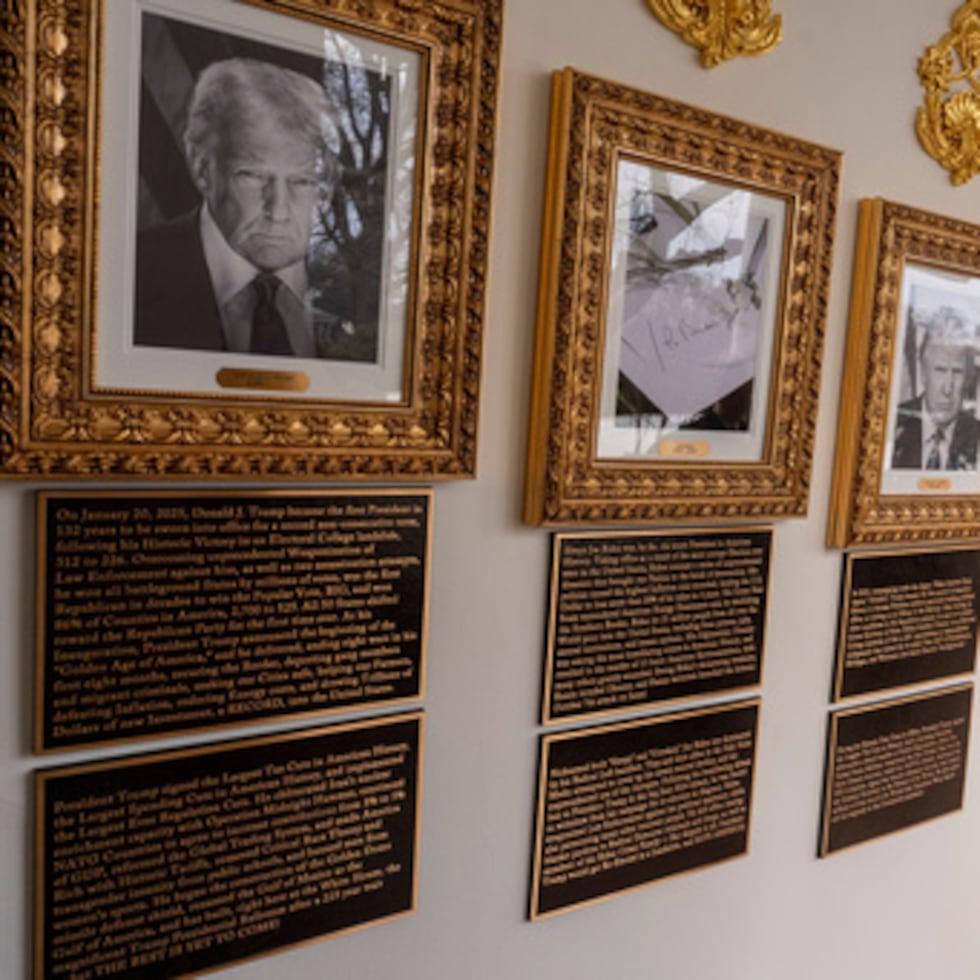 Una placa introductoria dice a los transeúntes que el Paseo de la Fama Presidencial fue “concebido, construido y dedicado por el presidente Donald J. Trump como homenaje a los anteriores presidentes, buenos, malos y en algún punto intermedio”.