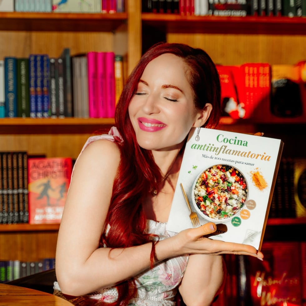 Irelis Pérez, creadora puertorriqueña de Cocina con Irelis, celebra el lanzamiento de un libro de cocina antiinflamatoria en un formato interactivo.