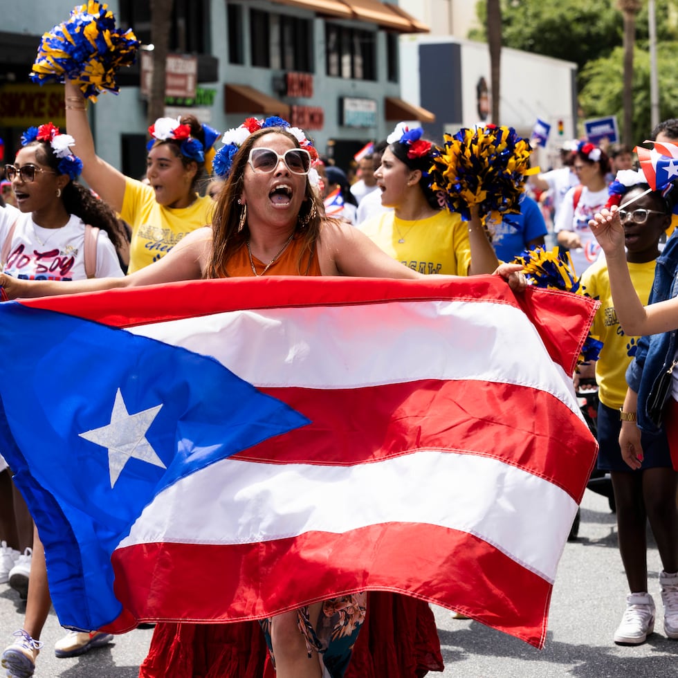Un 37% de los encuestados nació en Puerto Rico y dos tercios del resto de los entrevistados son naturales del estado de Florida, donde la población boricua ronda los 1.2 millones de personas. En la foto, imagen de archivo de la Parada Puertorriqueña de Orlando.