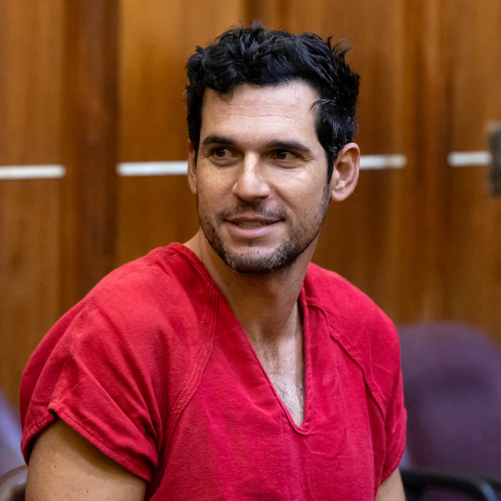 Oren Alexander, uno de los empresarios de bienes raíces acusados de tráfico sexual, asiste a la audiencia sobre su fianza en el tribunal de Miami el 13 de diciembre del 2024.  (Matias J. Ocner/Miami Herald via AP, Pool)
