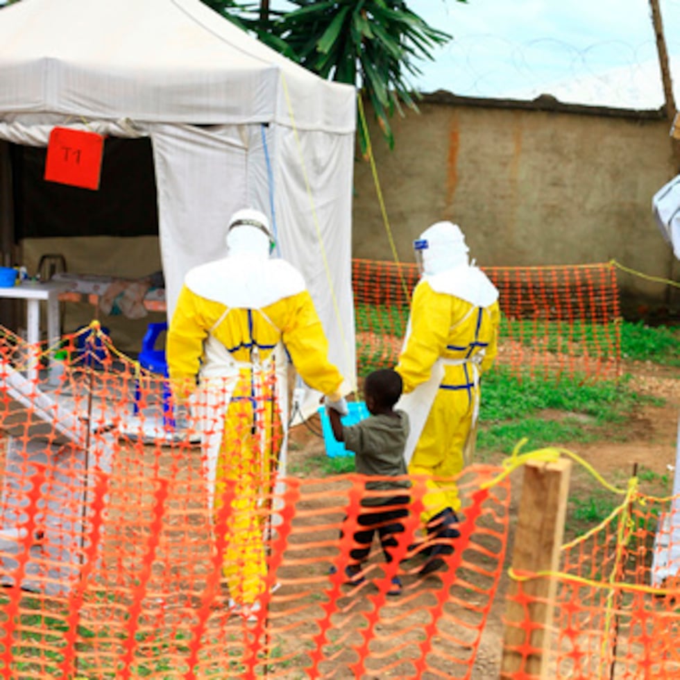 Imagen de archivo de trabajadores sanitarios caminan con un niño sospechoso de tener el virus del ébola en un centro de tratamiento del ébola en Beni, al este del Congo.