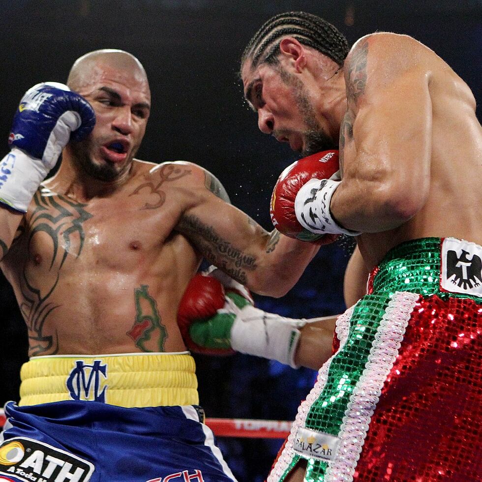 Miguel Cotto conecta un uppercut al entonces peleador mexicano.