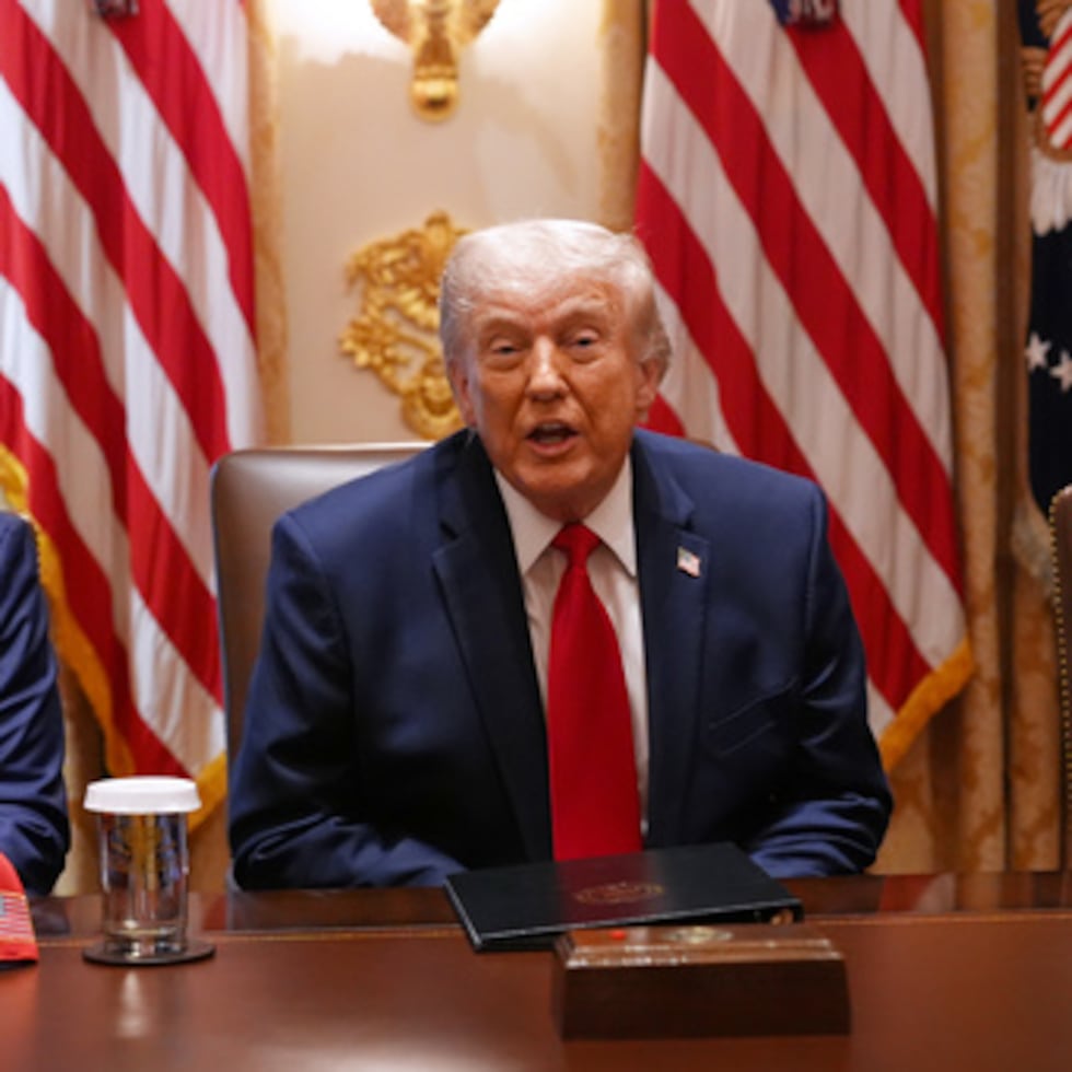 El presidente Donald Trump, junto al secretario de Estado Marco Rubio, habla durante una reunión del Gabinete en la Casa Blanca, el miércoles 27 de mayo de 2026, en Washington. (AP Photo/Jacquelyn Martin)