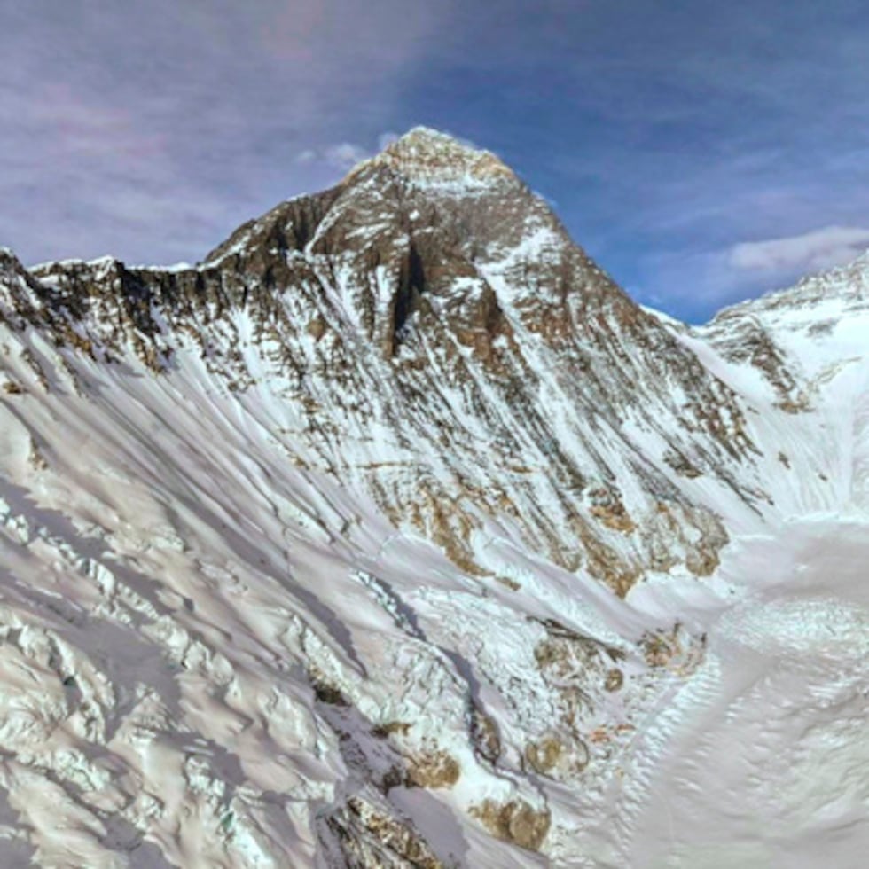 El monte Everest se ve, centro izquierda, desde el campamento base en Nepal.