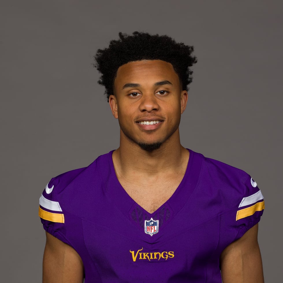 Roondale Moore, de los Vikings de Minnesota, posa para una foto en 2025.
