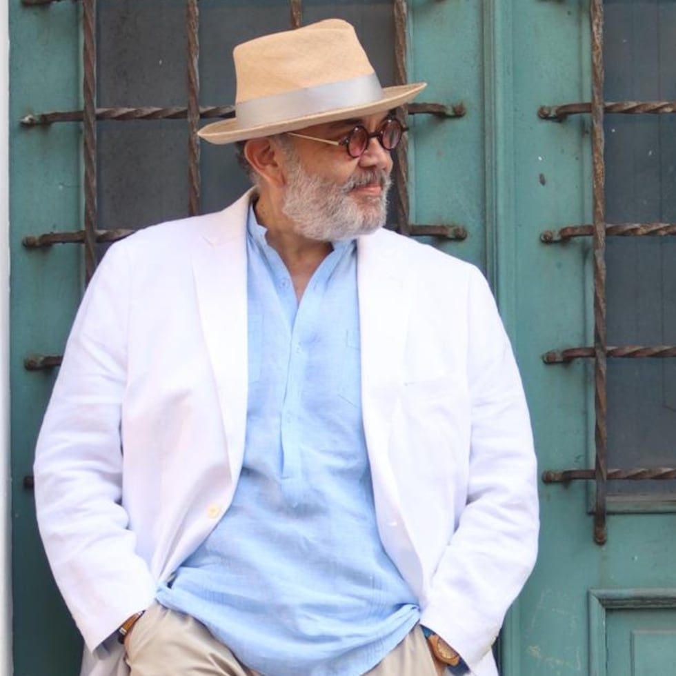 Chico Benítez es un cantautor, psiquiatra y cronista puertorriqueño.