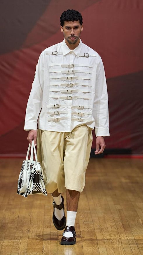 Bernie Martínez Ocasio, hermano de Bad Bunny, modeló en el desfile de primavera-verano 2027 de la marca Advisry durante la Semana de la Moda de Nueva York.