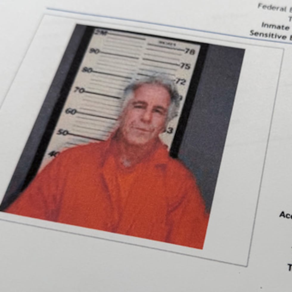 Un documento incluido en la publicación de los archivos de Epstein, hecha por el Departamento de Justicia de Estados Unidos, muestra una foto del magnate en un informe sobre el recluso de la Oficina Federal de Prisiones.