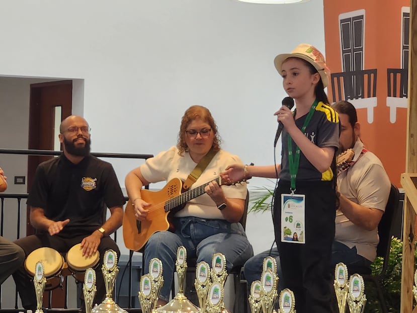 Lucieliz Díaz Santiago, de tercer grado, representó a la Escuela Coleen Vázquez Urrutia, de Naranjito, en el Certamen Nacional de Trova.