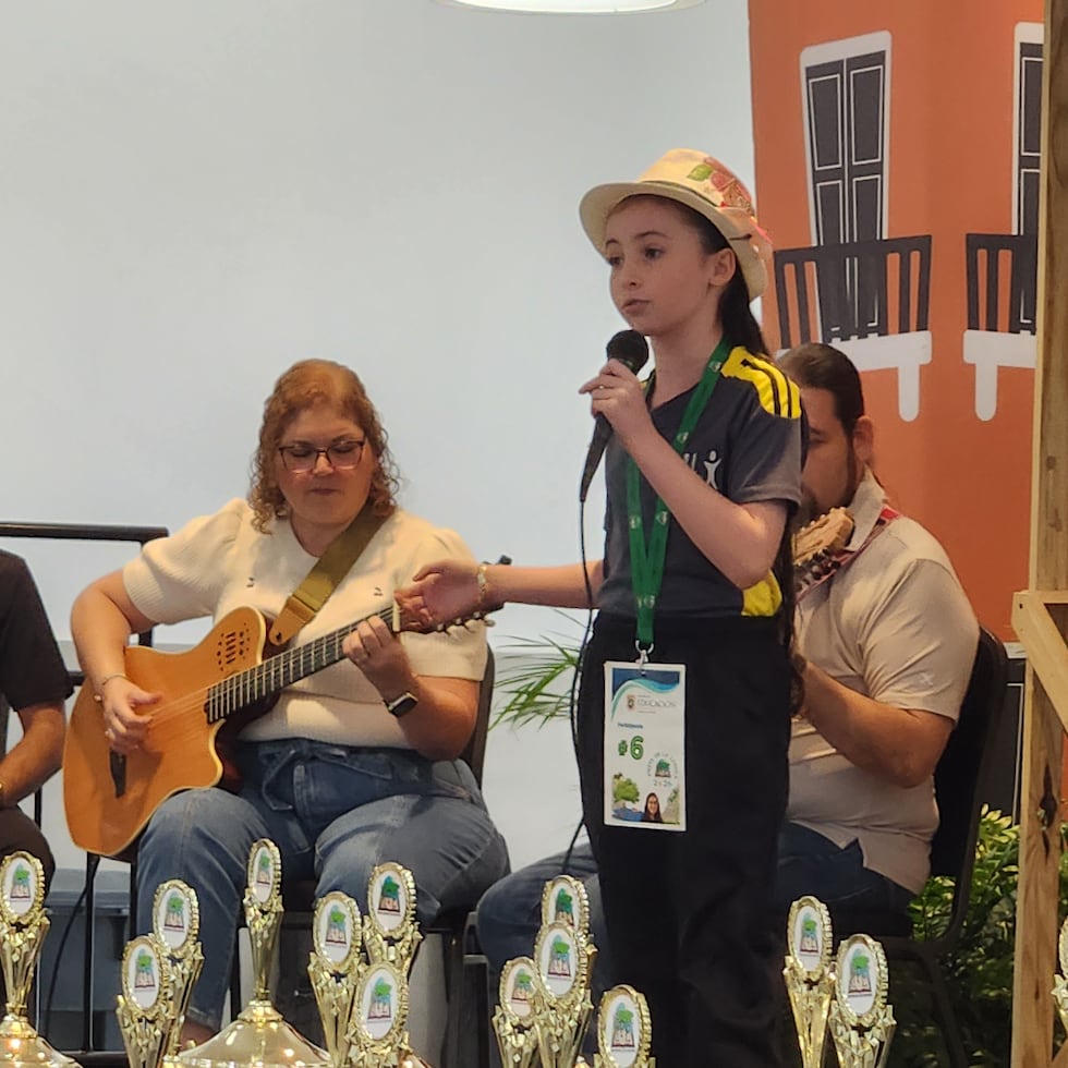 Lucieliz Díaz Santiago, estudiante de tercer grado de la Escuela Coleen Vázquez Urrutia, de Naranjito, estuvo entre los 33 alumnos de toda la isla que concursaron en el Certamen Nacional de Trova.