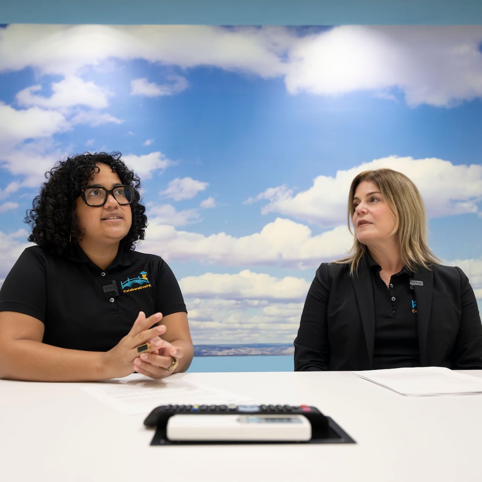 Ana Serrano Ocasio, gerente de Operaciones y Finanzas de ColaborativoPR, a la izquierda, y Leonor García Guerra, directora ejecutiva, detallan los logros que ha obtenido la organización sin fines de lucro en sus primeros 10 años de operación.