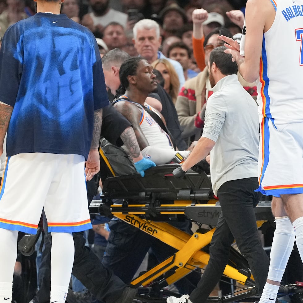 Jalen Williams es sacado del tabloncillo en camilla tras lastimarse la pierna en la segunda mitad.