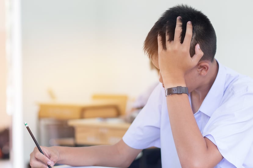 En adolescentes, el nerviosismo previo a los exámenes finales puede provocar miedo al fracaso, irritabilidad, bloqueo mental y dificultades para dormir.