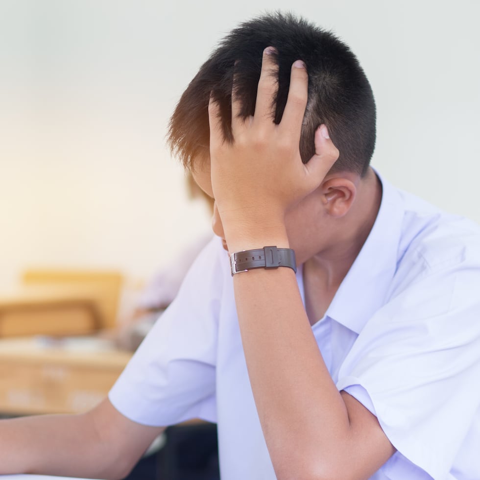 En adolescentes, el nerviosismo previo a los exámenes finales puede provocar miedo al fracaso, irritabilidad, bloqueo mental y dificultades para dormir.