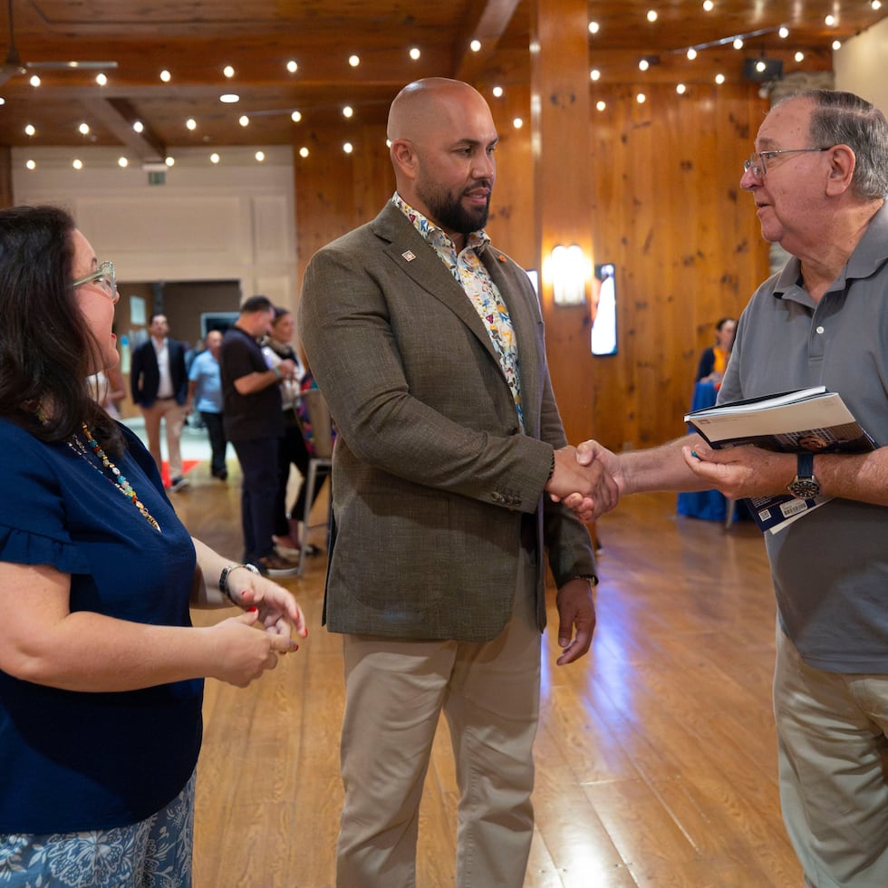 Andrés Justicia and his daughter Sara met Carlos Beltrán through the contest sponsored by El Nuevo Día and Walmart.