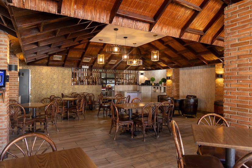 El restaurante cuenta con dos salones que, en conjunto, acomoda a unos 118 comensales.