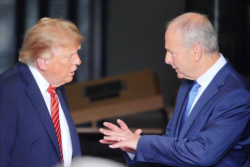 El presidente de Estados Unidos, Donald Trump, conversa con el primer ministro irlandés, Micheál Martin (a la derecha), al salir de Farmleigh House, en Dublín, el sábado 12 de septiembre de 2026. (Ben Birchall/PA vía AP)