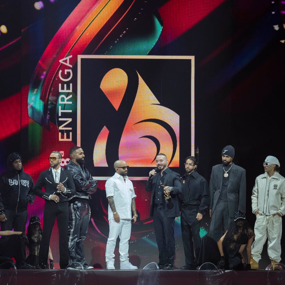 Al recibir su premio especial, Arcángel ofreció un discurso reflexivo sobre el sacrificio y la perseverancia. El reguetonero dedicó el reconocimiento de manera muy especial a su fallecido hermano, Justin Santos.