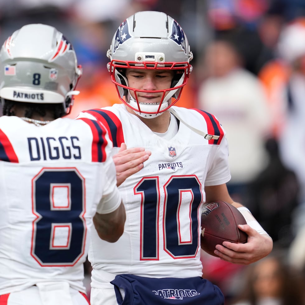 El 'wide receiver' Stefon Diggs (8) saluda a Drake Maye (10) previo a un partido ante los Broncos.