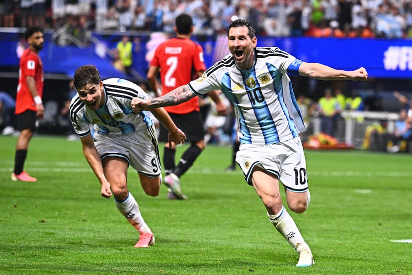 Lionel Messi celebra tras anotar el segundo gol de Argentina en la victoria 3-2 ante Egipto en los octavos de final del Mundial 2026.
