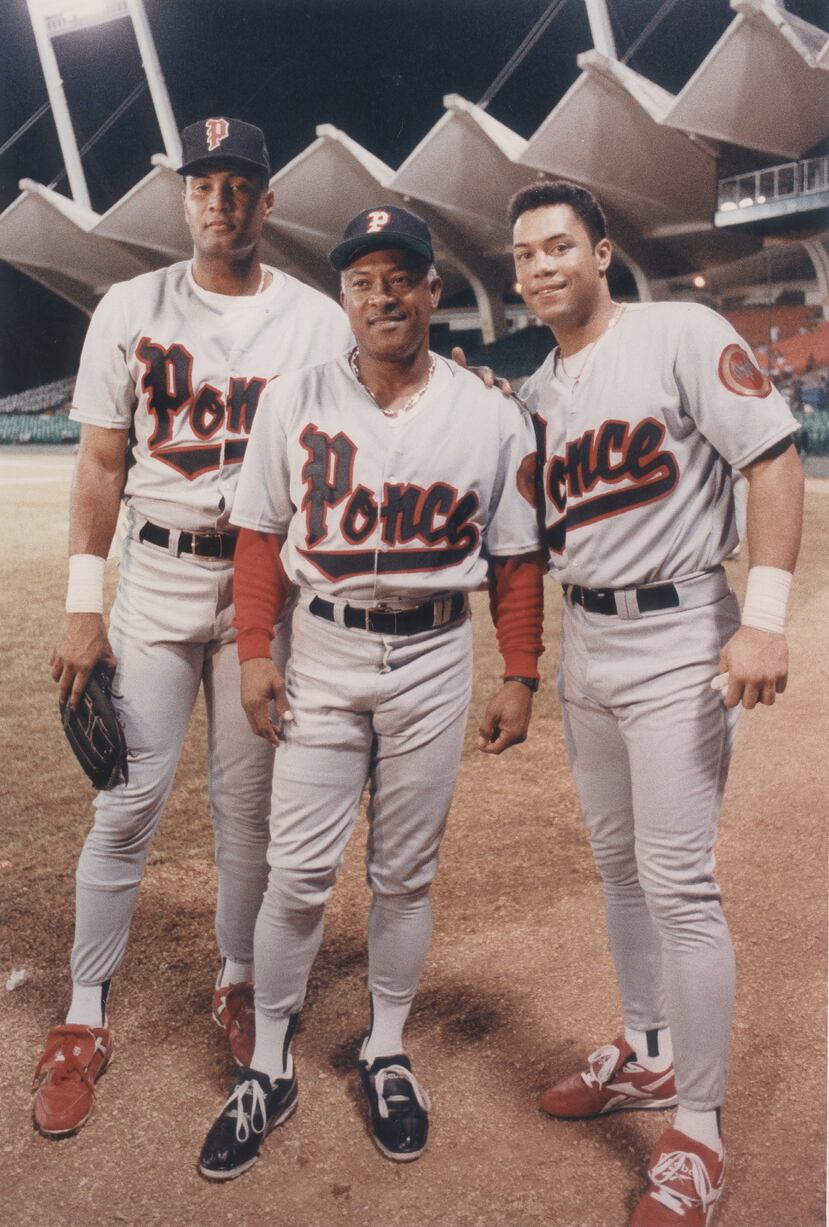 Santos Alomar posa junto a sus hijo Roberto y Sandy con el uniforme de Ponce.