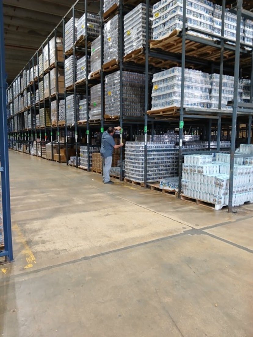 El equipo de Tráfico y Logística, dirigido por Jahvet Meléndez Martínez, trabajan en el almacenamiento, la rotación y el despacho de la mercancía en el almacén de Goya en Bayamón.