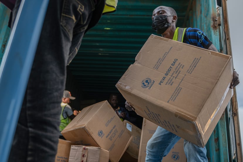 Varias personas descargan un envío de más de 15 toneladas de suministros donados por UNICEF como parte de la respuesta al brote de ébola, en el aeropuerto nacional de Bunia, en Bunia, República Democrática del Congo, el 19 de mayo de 2026. (AP Foto/Moses Sawasawa)