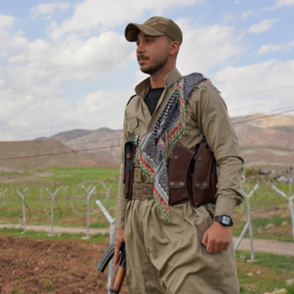 Un miembro del Partido Democrático del Kurdistán Iraní en un punto de inspección situado antes de una de sus bases.