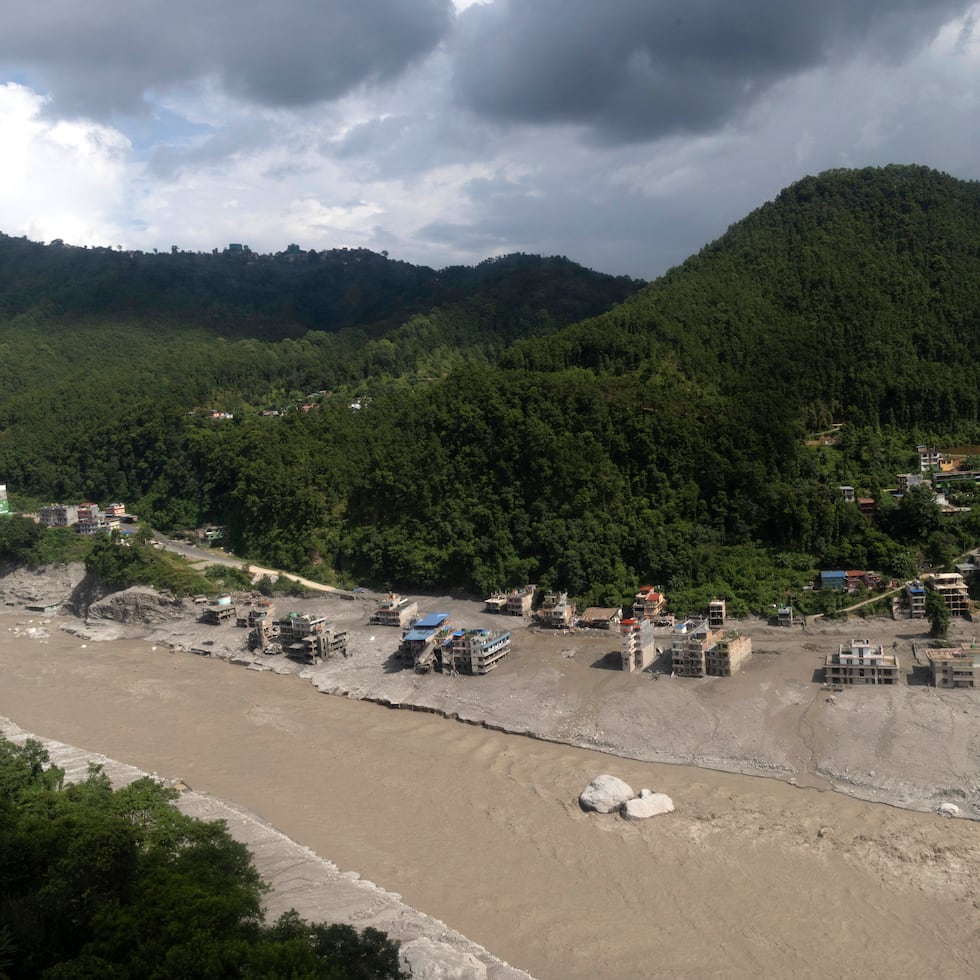 Una vista aérea muestra una zona devastada por inundaciones repentinas y deslizamientos de tierra en el pueblo de Delight, distrito de Nuwakot, Nepal, 28 de agosto de 2026.